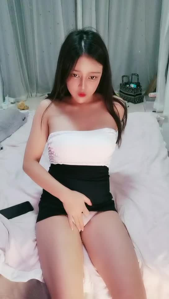 黑丝女仆露脸小野猫跟勾引小哥激情啪啪，对着镜头舔鸡巴让狼友看她的骚表情-2